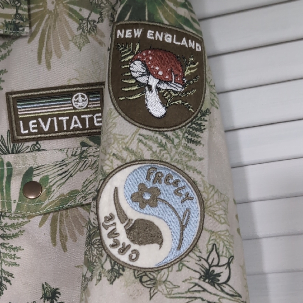 Levi's Nature Print Shirt with Green and Brown Accents - Picture 8 of 10